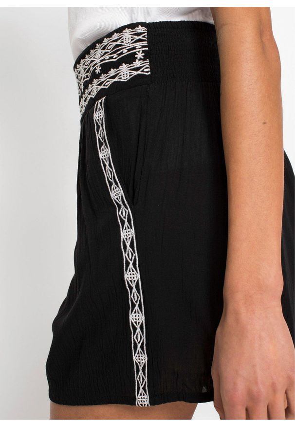bonprix - Szorty z kreszowanego materiału, z lejącej wiskozy. Kolor: czarny. Materiał: wiskoza, materiał. Wzór: aplikacja, haft. Styl: elegancki, boho