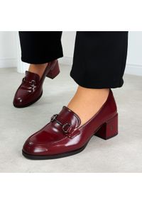 Bordowe skórzane mokasyny damskie na obcasie Vinceza 18116. Okazja: na co dzień. Nosek buta: okrągły. Kolor: czerwony. Szerokość cholewki: normalna. Wzór: aplikacja. Materiał: skóra. Sezon: jesień, wiosna, lato. Obcas: na obcasie. Styl: elegancki, klasyczny, casual. Wysokość obcasa: średni #1