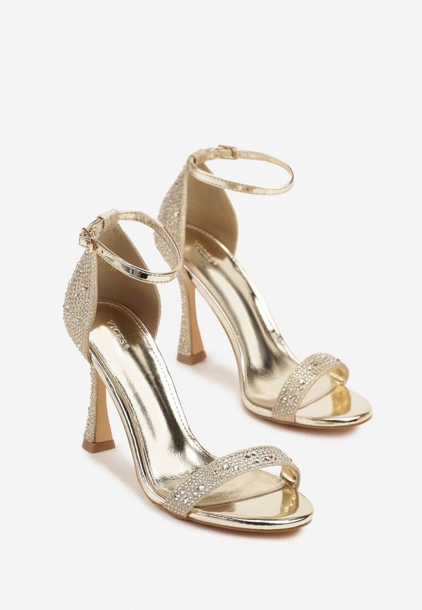 Born2be - Złote Sandały na Szpilce Vices z Cyrkoniami Zileia. Okazja: na ślub cywilny, na wesele, na imprezę. Zapięcie: sprzączka. Kolor: złoty. Materiał: satyna. Wzór: geometria, aplikacja. Obcas: na szpilce. Styl: klasyczny