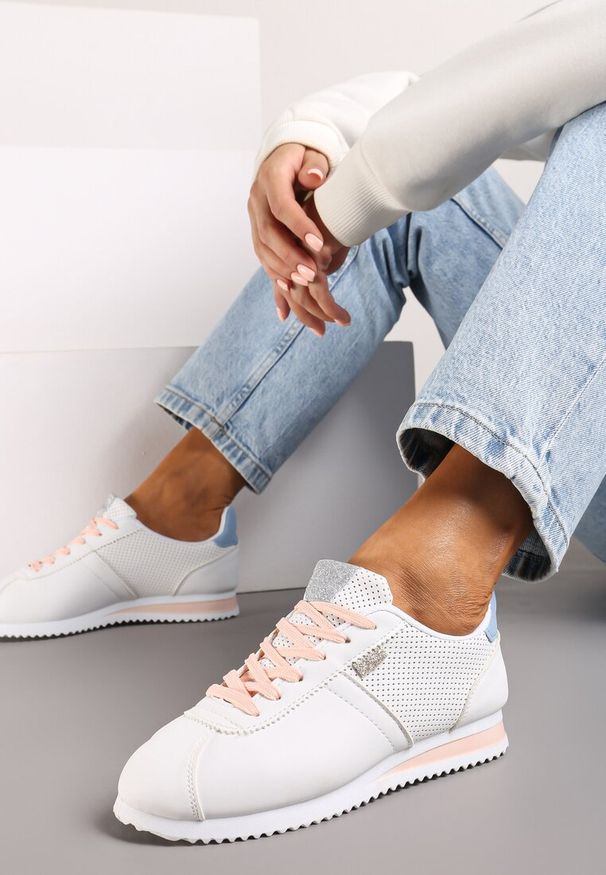 Born2be - Białe Sneakersy Sznurowane Atheleta. Okazja: na co dzień. Kolor: biały. Sport: fitness