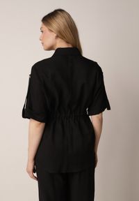 Born2be - Czarna Nietoperzowa Koszula Safari z Bawełną z Wiązaniem w Talii Tierona. Okazja: do pracy, na co dzień, na spotkanie biznesowe. Kolor: czarny. Materiał: bawełna. Długość: długie. Styl: biznesowy, casual #7