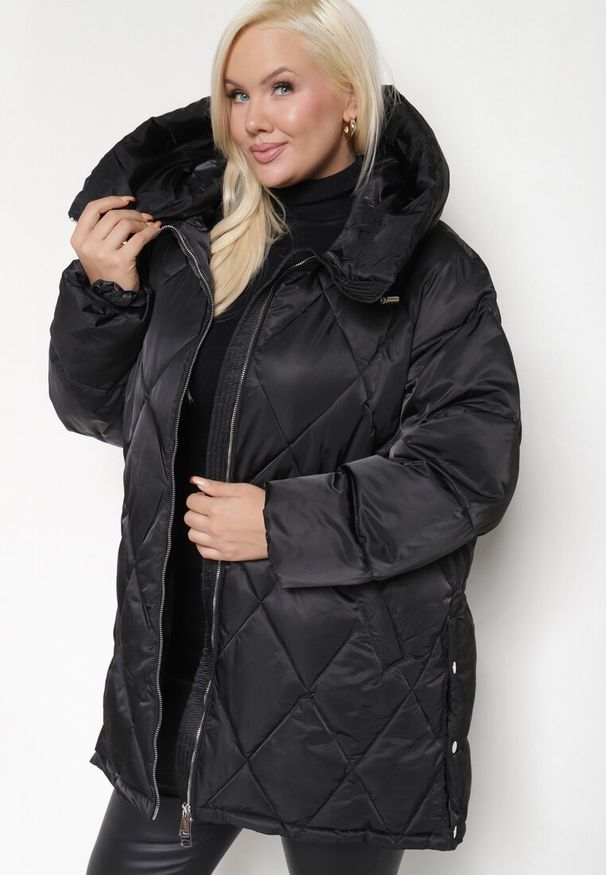 Born2be - Czarna Pikowana Kurtka z Rozcięciami na Napy i z Kapturem ze Ściągaczami Letamira. Okazja: na co dzień. Typ kołnierza: kaptur. Kolekcja: plus size. Kolor: czarny. Materiał: jeans. Długość rękawa: długi rękaw. Długość: długie. Styl: elegancki, casual