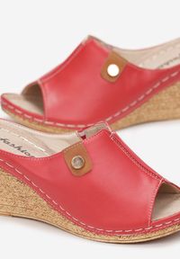 Born2be - Czerwone Klapki Nalara. Nosek buta: okrągły. Kolor: czerwony. Materiał: guma, skóra. Wzór: aplikacja. Obcas: na koturnie. Styl: klasyczny #4