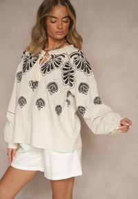 Renee - Beżowa Bluzka Oversize z Bawełny z Ornamentnym Wzorem Nilindea. Okazja: na co dzień. Kolor: beżowy. Materiał: bawełna. Styl: elegancki, casual