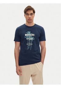 Mustang T-Shirt Austin 1016490 Granatowy Regular Fit. Kolor: niebieski. Materiał: bawełna