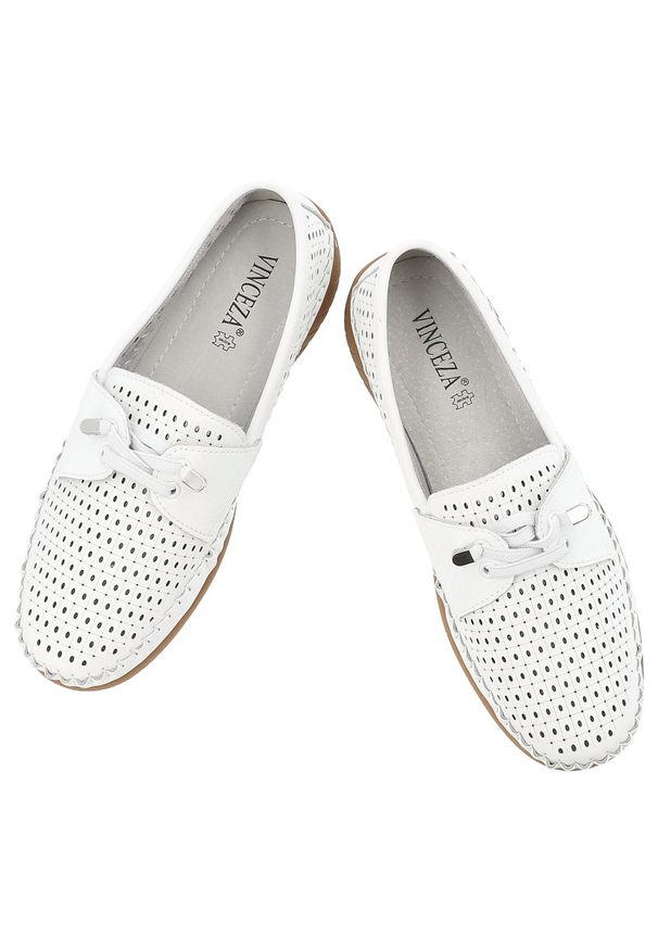 Półbuty damskie Vinceza, cholewka ze skóry naturalnej licowej z perforacją wsuwany fason z ozdobnym wiązaniem, białe, 93217. Okazja: na co dzień. Kolor: biały. Materiał: skóra. Szerokość cholewki: normalna. Wzór: ażurowy. Sezon: lato. Styl: klasyczny, casual