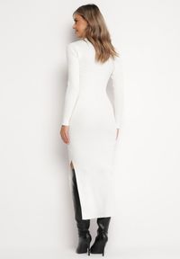 Born2be - Biała Prążkowana Sukienka Maxi z Ażurowym Wzorem i Wycięciem Zanelia. Kolor: biały. Materiał: prążkowany. Długość rękawa: długi rękaw. Wzór: ażurowy. Typ sukienki: proste. Długość: maxi #3