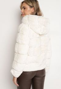 Born2be - Jasnobeżowa Kurtka Futrzana z Pikowaniem z Nieodpinanym Kapturem i Kieszeniami Sovinka. Okazja: na co dzień. Kolekcja: plus size. Kolor: beżowy. Materiał: futro. Długość rękawa: długi rękaw. Długość: długie. Sezon: zima. Styl: elegancki, casual