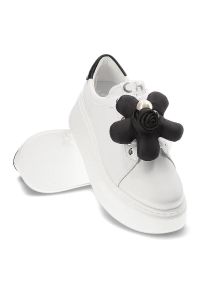 CheBello - Białe Sneakersy Chebello Eleganckie Obuwie Z Kwiatem. Kolor: biały. Materiał: skóra. Wzór: kwiaty. Obcas: na platformie #3