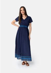 Volcano - Długa sukienka G-DIANTA. Typ kołnierza: dekolt w serek. Materiał: jeans, skóra, materiał, bawełna. Długość rękawa: krótki rękaw. Wzór: kolorowy, gładki. Sezon: lato. Typ sukienki: rozkloszowane, sportowe, proste. Styl: sportowy. Długość: maxi #1