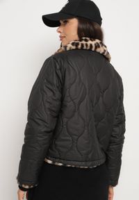Born2be - Czarna Pikowana Kurtka Dwustronna ze Stójką i Ściągaczem z Futerkiem w Panterkę Cesila. Okazja: na co dzień. Typ kołnierza: kołnierzyk stójkowy. Kolor: czarny. Materiał: futro. Długość rękawa: długi rękaw. Długość: długie. Wzór: motyw zwierzęcy. Styl: casual, klasyczny #6