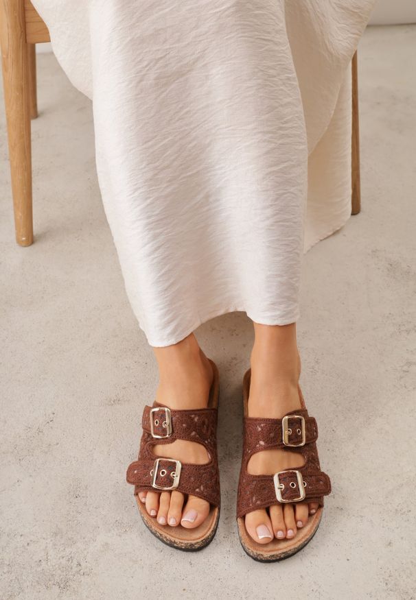 Renee - Brązowe Szydełkowe Klapki z Paskami ze Sprzączkami na Podeszwie z Imitacji Korka Elriess. Okazja: na co dzień. Kolor: brązowy. Materiał: jeans. Wzór: paski, ażurowy. Styl: boho, klasyczny, casual