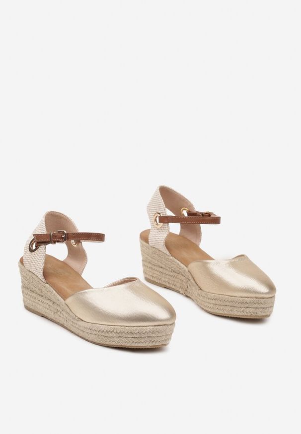 Born2be - Złote Sandały Espadryle na Plecionym Koturnie Effilda. Okazja: na co dzień. Zapięcie: sprzączka. Kolor: złoty. Obcas: na koturnie. Styl: elegancki, casual