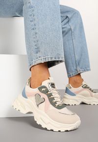 Renee - Beżowo-Zielone Sneakersy w Stylu Streetwearowym z Brokatem na Tłocznej Podeszwie Soledis. Okazja: na co dzień. Kolor: beżowy. Materiał: satyna, jeans. Szerokość cholewki: normalna. Wzór: aplikacja. Sezon: lato, wiosna