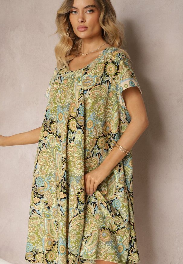Renee - Żółta Sukienka Boho z Wiskozy z Cienkim Paskiem w Talii Rivasea. Kolor: żółty. Materiał: wiskoza. Długość rękawa: krótki rękaw. Wzór: paisley. Typ sukienki: rozkloszowane. Styl: boho