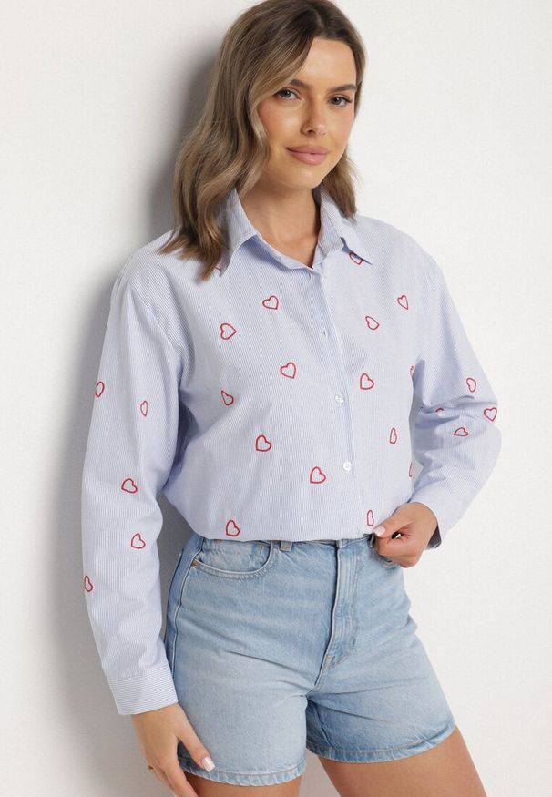 Born2be - Niebiesko-Czerwona Koszula o Kroju Oversize w Paski Zdobiona Haftem w Serca Nitariena. Okazja: na co dzień, na spotkanie biznesowe, do pracy. Typ kołnierza: kołnierzyk klasyczny. Kolor: niebieski. Materiał: bawełna, materiał. Długość rękawa: długi rękaw. Długość: długie. Wzór: aplikacja, haft, paski. Styl: casual, biznesowy, elegancki, klasyczny