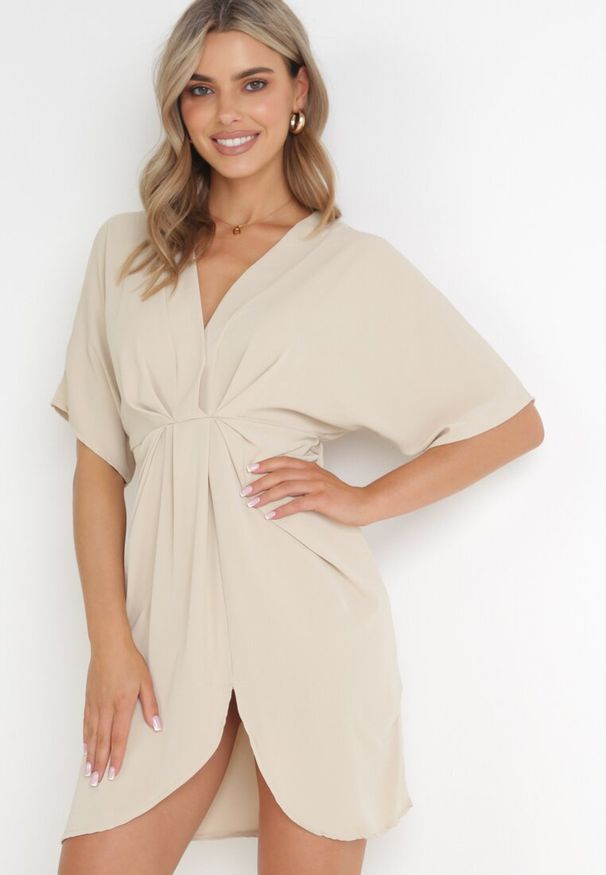 Born2be - Beżowa Sukienka z Kopertowym Dekoltem i Rękawem Nietoperz Eupfia. Kolor: beżowy. Sezon: lato. Typ sukienki: kopertowe