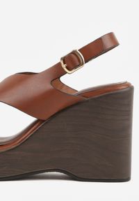 Born2be - Jasnobrązowe Sandały na Koturnie i Platformie Ozdobione Dwoma Paskami Daphnone. Okazja: na co dzień. Zapięcie: pasek. Kolor: brązowy. Materiał: jeans. Wzór: aplikacja. Obcas: na koturnie. Styl: casual, elegancki #2