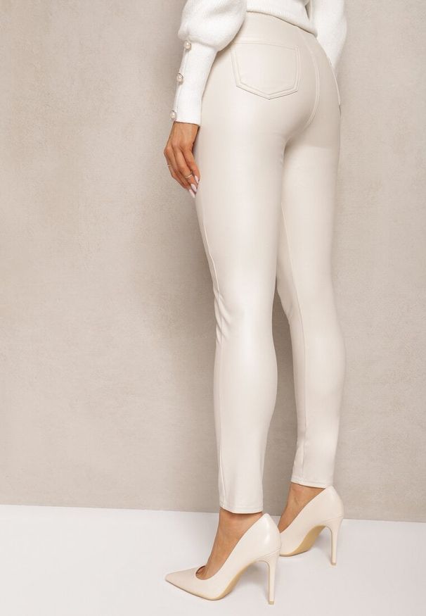 Renee - Białe Legginsy z Imitacji Skóry High Waist Ozdobione Wsuwanymi Kieszeniami Valerievia. Okazja: na co dzień. Stan: podwyższony. Kolor: biały. Materiał: skóra. Długość: długie. Wzór: aplikacja. Sezon: zima. Styl: casual