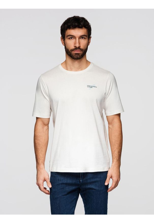 Ombre Clothing - T-shirt męski z niewielkim nadrukiem na klatce piersiowej - biały V3. Okazja: do pracy. Kolor: biały. Materiał: jeans, materiał, bawełna. Długość rękawa: krótki rękaw. Długość: krótkie. Wzór: nadruk