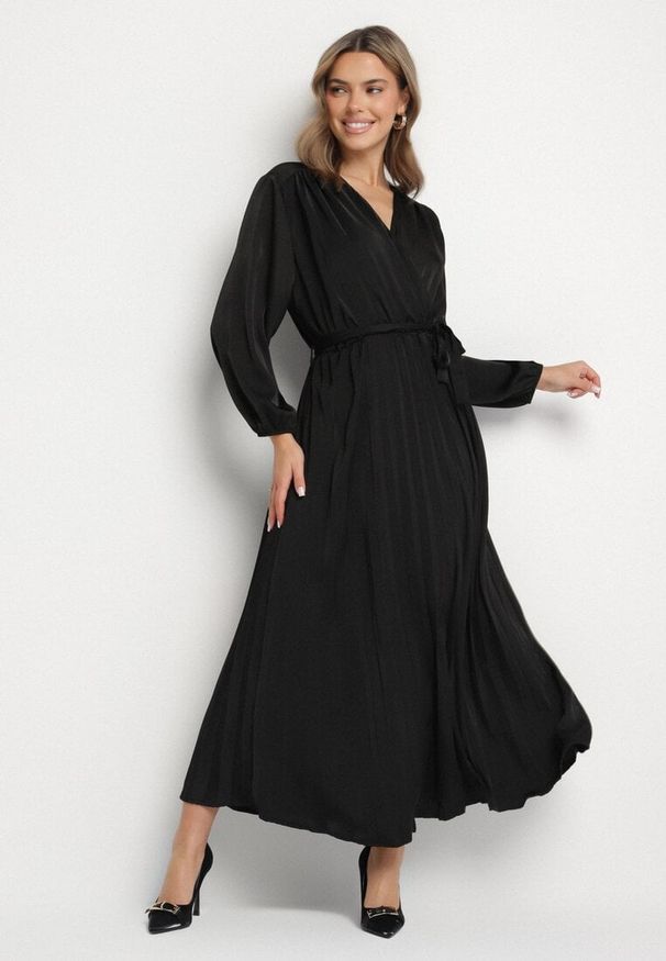 Born2be - Czarna Sukienka Maxi z Gumką w Pasie i Kopertowym Dekolcie Bertrama. Typ kołnierza: dekolt kopertowy. Kolor: czarny. Materiał: materiał. Typ sukienki: kopertowe. Długość: maxi