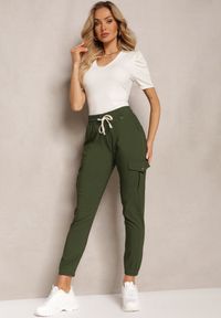 Renee - Ciemnozielone Spodnie High Waist o Fasonie Bojówek Istredda. Stan: podwyższony. Kolor: zielony. Materiał: materiał. Wzór: moro. Styl: militarny