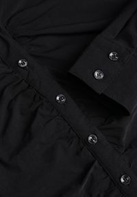 Born2be - Czarna Koszula z Bawełną Ozdobiona Marszczeniem Anixe. Okazja: na co dzień, na spotkanie biznesowe. Kolor: czarny. Materiał: bawełna. Wzór: aplikacja. Styl: klasyczny, casual, biznesowy, elegancki #5