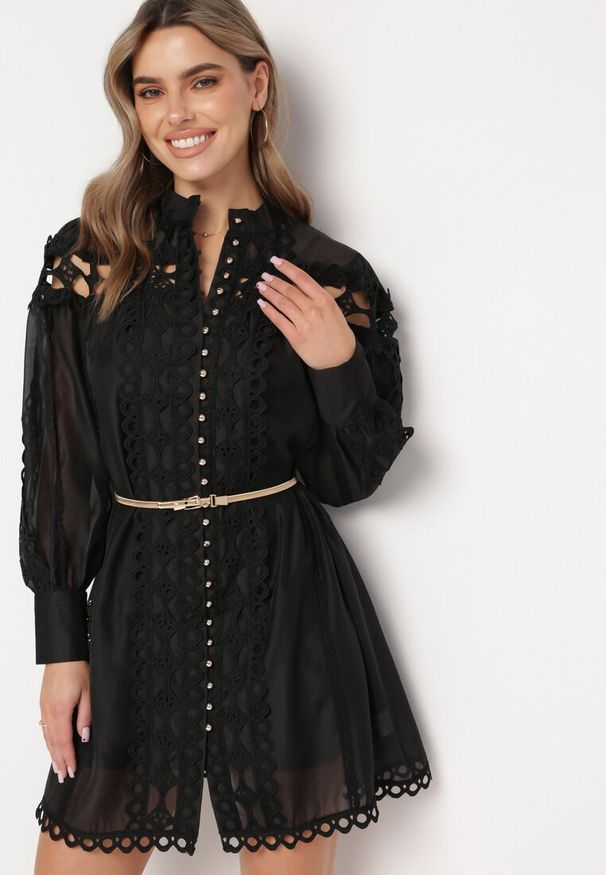 Born2be - Czarna Koronkowa Sukienka Mini z Paskiem i Guzikami Nyloni. Okazja: na co dzień, na randkę. Kolor: czarny. Materiał: koronka. Długość rękawa: na ramiączkach. Typ sukienki: proste. Styl: casual, elegancki. Długość: mini