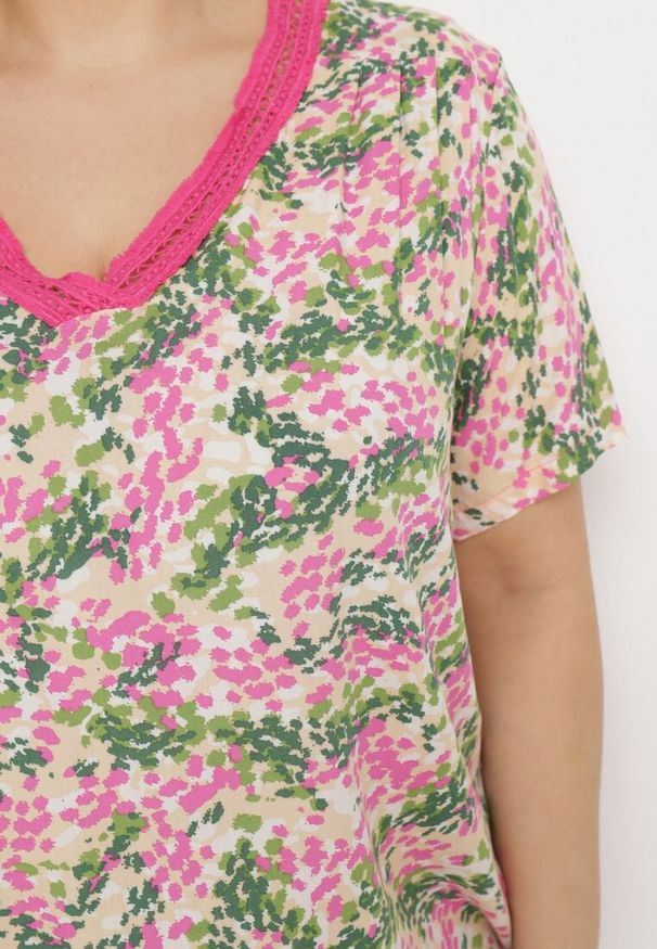 Born2be - Różowo-Zielona Wiskozowa Bluzka z Krótkim Rękawem i Dekoltem Typu V-Neck Natloza. Kolor: różowy. Materiał: wiskoza. Długość rękawa: krótki rękaw. Długość: krótkie