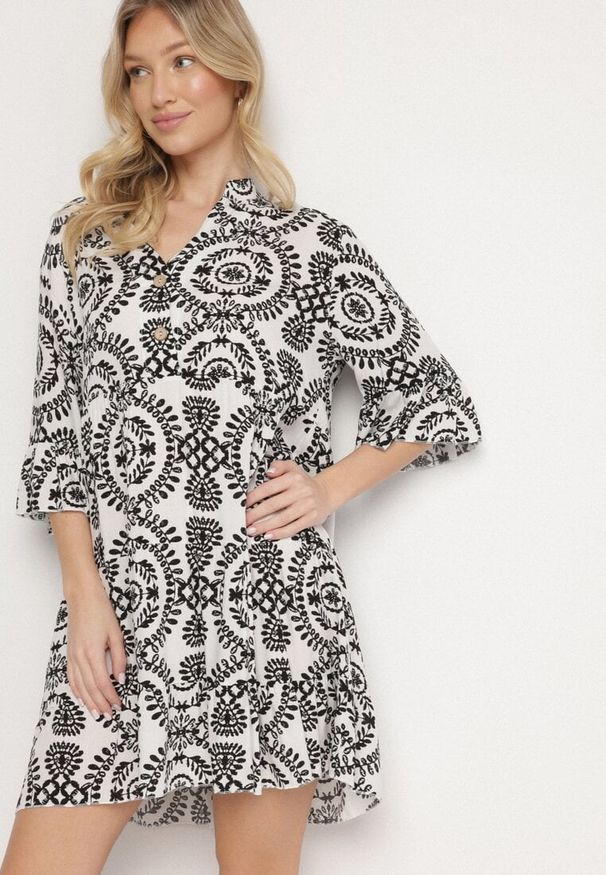 Born2be - Biało-Czarna Bawełniana Sukienka Rozkloszowana z Guzikami Janisse. Okazja: na co dzień. Kolor: czarny. Materiał: bawełna. Typ sukienki: rozkloszowane, proste. Styl: klasyczny, casual, elegancki