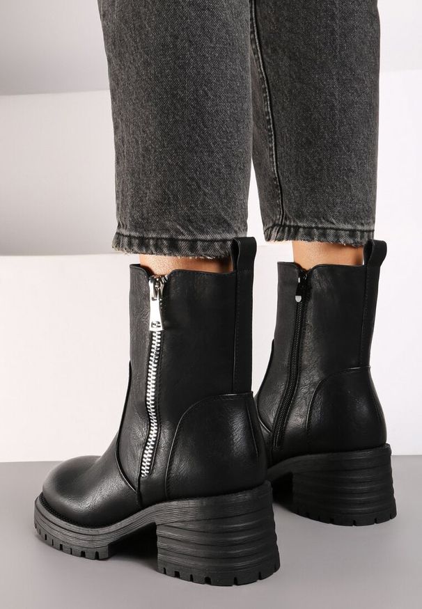 Born2be - Czarne Botki na Obcasie w Stylu Sztybletów Ozdobione Suwakiem Rianira. Okazja: na co dzień. Kolor: czarny. Materiał: jeans. Wzór: aplikacja. Obcas: na obcasie. Styl: casual. Wysokość obcasa: średni