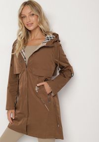 Born2be - Brązowa Kurtka Parka z Kapturem ze Wzorem w Kratę i Podpinanymi Rękawami Gavaria. Okazja: na spotkanie biznesowe, na co dzień. Typ kołnierza: kaptur. Kolor: brązowy. Materiał: jeans. Styl: elegancki, casual, klasyczny, biznesowy #1