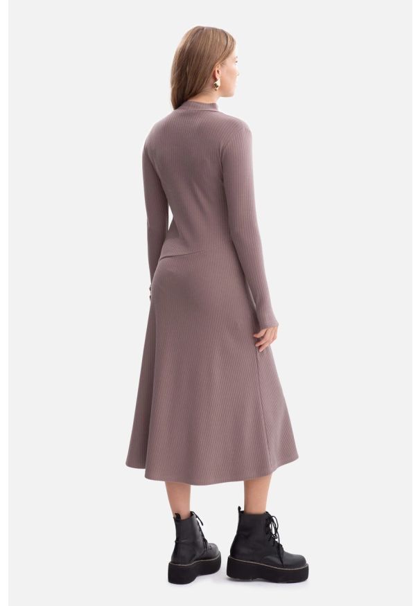 BeWear - Bawełniana sukienka dzianinowa z golfem rozkloszowana kakao. Typ kołnierza: golf. Kolor: czarny, brązowy. Materiał: dzianina, bawełna. Sezon: zima, jesień