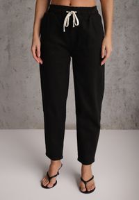 Renee - Czarne Jeansy Mom Fit z Bawełny ze Ściągaczem w Talii Carilera. Okazja: na co dzień. Kolor: czarny. Styl: sportowy, retro, casual #3