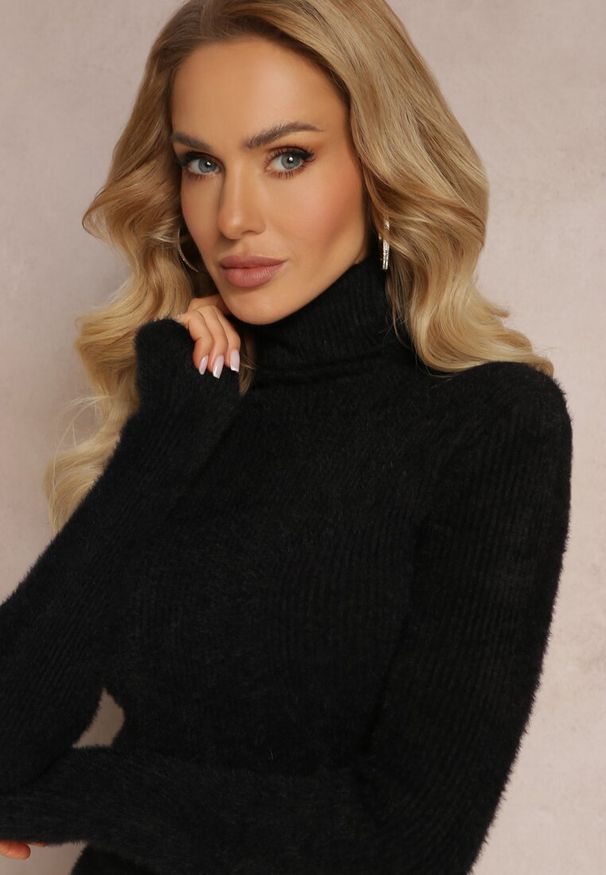 Renee - Czarna Futerkowa Sukienka Midi z Wełny w Stylu Sweterkowym z Golfem Kahinu. Typ kołnierza: golf. Kolor: czarny. Materiał: wełna. Długość: midi
