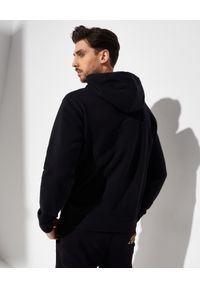 Versace Jeans Couture - VERSACE JEANS COUTURE - Czarna bluza z logo. Kolor: czarny. Materiał: bawełna. Długość rękawa: długi rękaw. Długość: długie