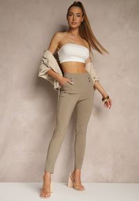 Renee - Ciemnobeżowe Spodnie z Wiskozą High Waist z Ozdobnymi Guzikami Redillia. Okazja: na co dzień, na spotkanie biznesowe. Stan: podwyższony. Kolor: beżowy. Materiał: wiskoza. Styl: biznesowy, klasyczny, elegancki, casual #4