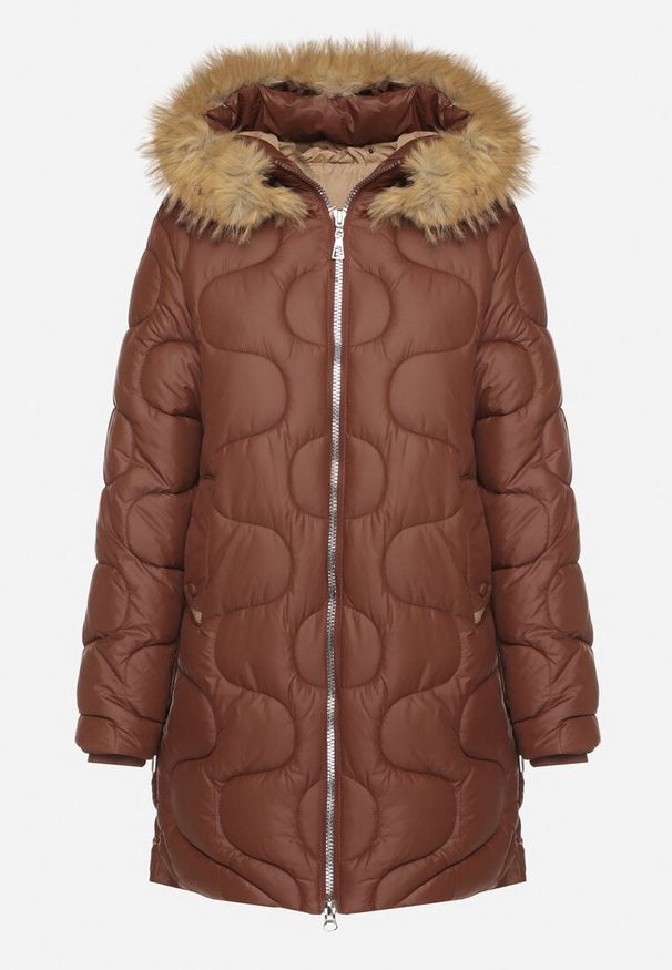 Born2be - Brązowa Kurtka z Kapturem z Futerkiem Zdobiona Oryginalnym Pikowaniem Oleda. Okazja: na co dzień. Typ kołnierza: kaptur. Kolor: brązowy. Materiał: futro. Wzór: aplikacja. Styl: klasyczny, casual