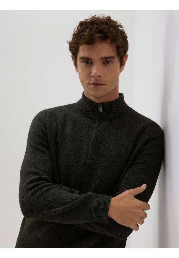 Reserved - Sweter z rozpinanym golfem - ciemnozielony. Typ kołnierza: golf. Kolor: zielony. Materiał: dzianina