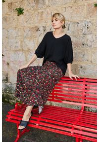 MOODO - Spódnica midi w kwiaty czarna. Kolor: czarny. Materiał: wiskoza. Wzór: kwiaty