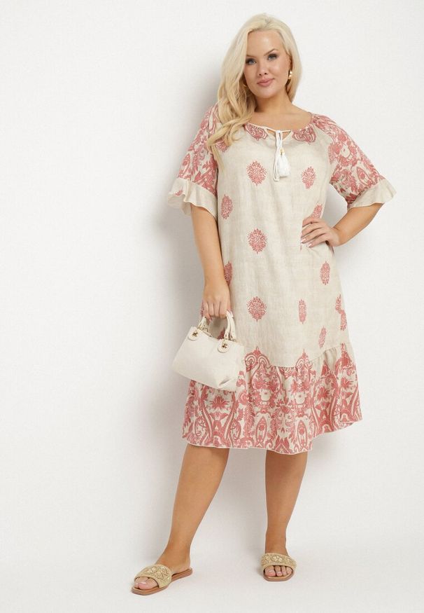 Born2be - Różowa Wiskozowa Sukienka w Stylu Boho z Frędzlami i Falbankami Korilia. Typ kołnierza: kołnierz z falbankami. Kolekcja: plus size. Kolor: różowy. Materiał: wiskoza. Sezon: lato. Typ sukienki: rozkloszowane, dla puszystych. Styl: boho