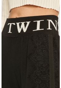 TwinSet - Twinset - Spodnie. Kolor: czarny. Materiał: bawełna, materiał, wiskoza, dzianina, poliamid, elastan, poliester. Wzór: aplikacja #4