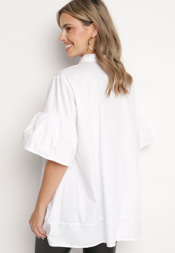 Born2be - Biała Długa Koszula Zapinana na Guziki z Rękawami Długości 3/4 Ozdobiona Naszywkami Terica. Okazja: na co dzień. Kolor: biały. Materiał: jeans. Długość: długie. Wzór: aplikacja. Styl: casual, elegancki, klasyczny