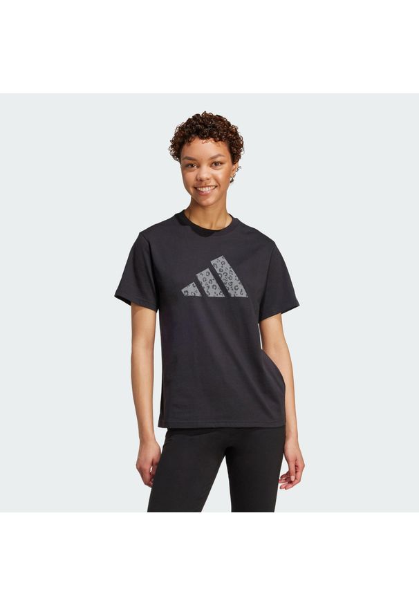 Adidas - Koszulka z grafiką zwierzęcą. Kolor: czarny. Materiał: bawełna. Wzór: motyw zwierzęcy. Sport: fitness
