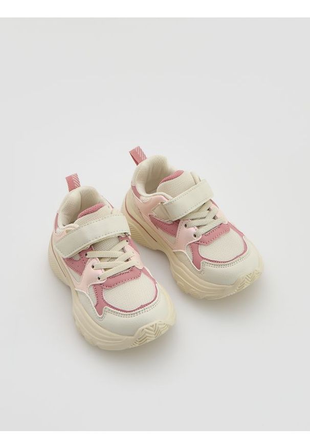 Reserved - Sneakersy z zapięciem na rzep - beżowy. Zapięcie: rzepy. Kolor: beżowy. Materiał: materiał