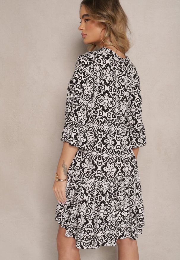 Renee - Czarna Rozkloszowna Sukienka z Bawełny w Ornamentalny Wzór z Falbaną Lanariella. Typ kołnierza: kołnierz z falbankami. Kolor: czarny. Materiał: bawełna. Typ sukienki: rozkloszowane