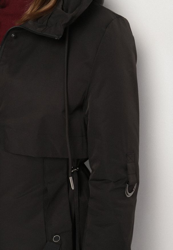 Born2be - Czarna Klasyczna Kurtka Parka z Kapturem i Ściągaczem w Talii Tulasira. Okazja: na co dzień. Typ kołnierza: kaptur. Kolor: czarny. Materiał: jeans. Styl: klasyczny