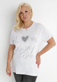 Born2be - Biały T-shirt Ionane. Kolekcja: plus size. Kolor: biały. Materiał: jeans. Długość: krótkie. Wzór: napisy #1