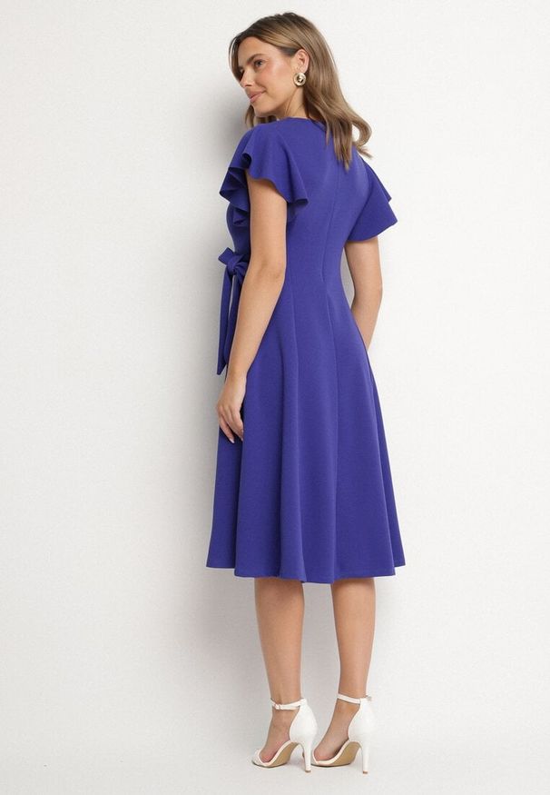 Born2be - Niebieska Rozkloszowana Sukienka Kopertowa z Wiązaniem w Talii Dannila. Kolor: niebieski. Wzór: aplikacja. Typ sukienki: kopertowe