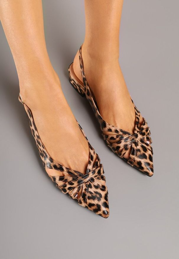 Renee - Panterkowe Sandały Typu Slingback Ozdobione Wycięciami Tenosea. Okazja: na co dzień, do pracy. Zapięcie: sprzączka. Materiał: skóra. Wzór: aplikacja. Styl: klasyczny, elegancki, casual
